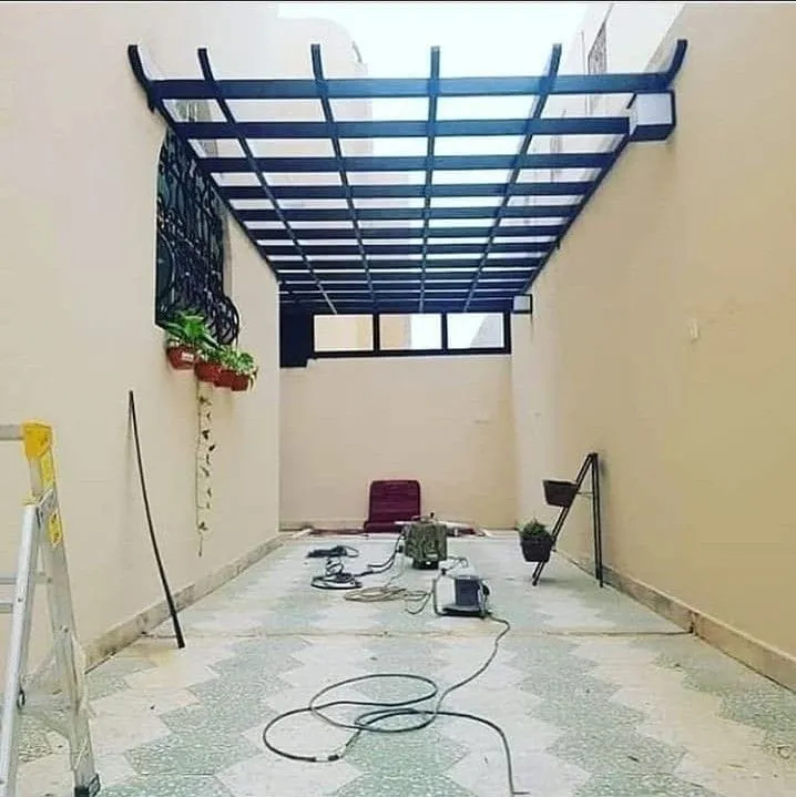 برجولات مع ستائر جانبية متحركة