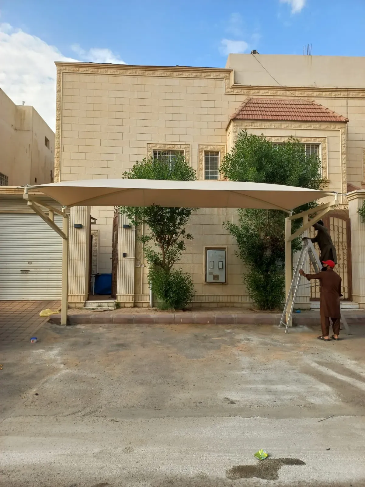 مظلات سيارات كابولي للمجمعات